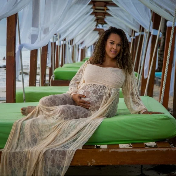 Elegant Lace Maternity Gown in Cream - Picture 3 of 4